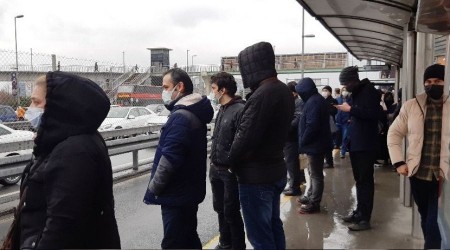 Metrobüste sosyal mesafesiz yolculuk