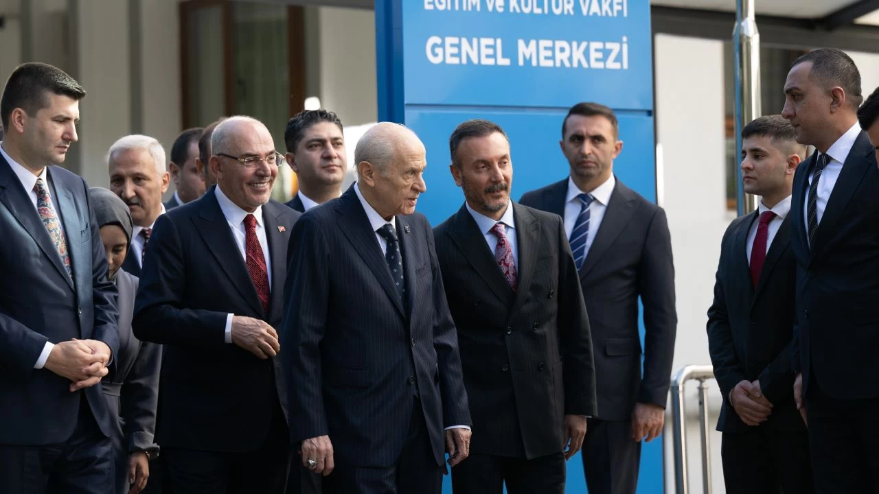 MHP lideri Bahçeli, Alparslan Türkeş'in kabrini ziyaret etti