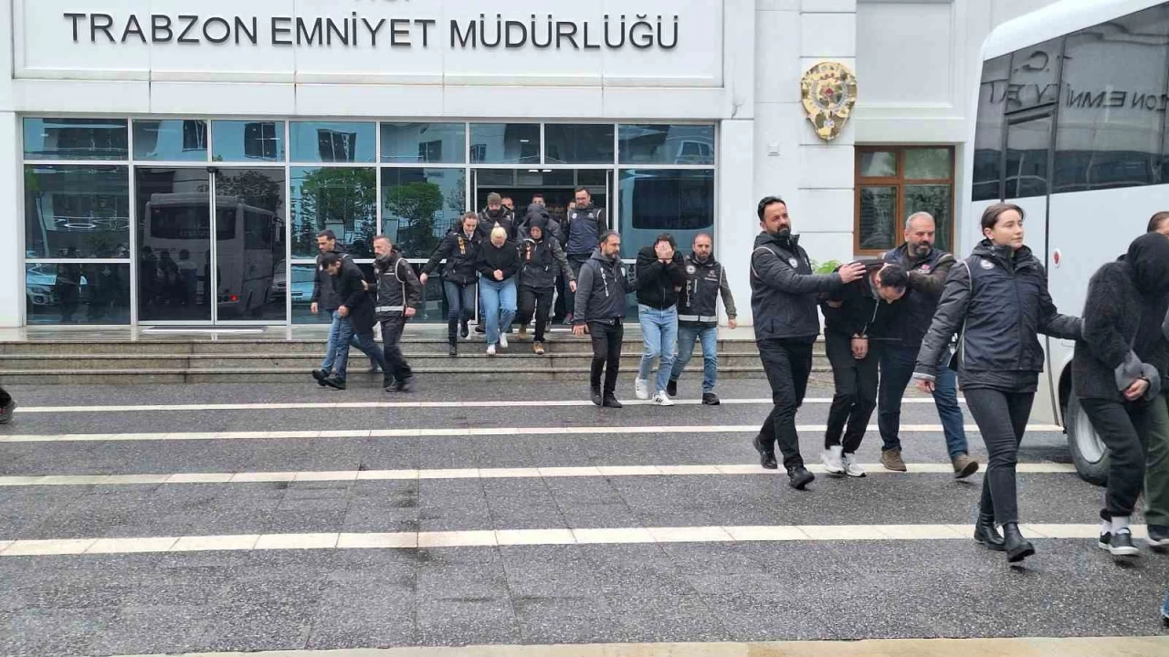 Milletimiz doland�r�c�lar�n k�skac�nda  