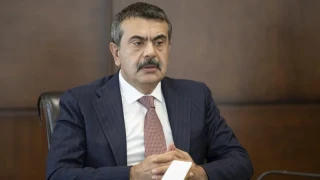  Milli E�itim Bakan� Yusuf Tekin, Manisa'daki silahl� sald�r�n�n yaln�zca okul g�venli�i �zerinden de�erlendirilmemesi gerekti�ini belirtti, "�ocuklar�n kiminle yaz��t��� takip edilmeli" dedi