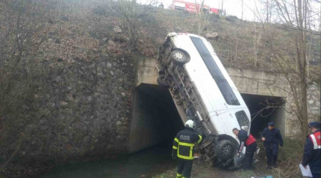 Minibüs dere yatağına düştü: 13 yaralı