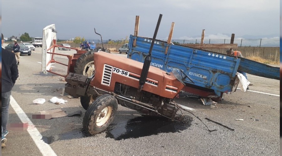 Minibüs ile çarpışan traktör ikiye bölündü
