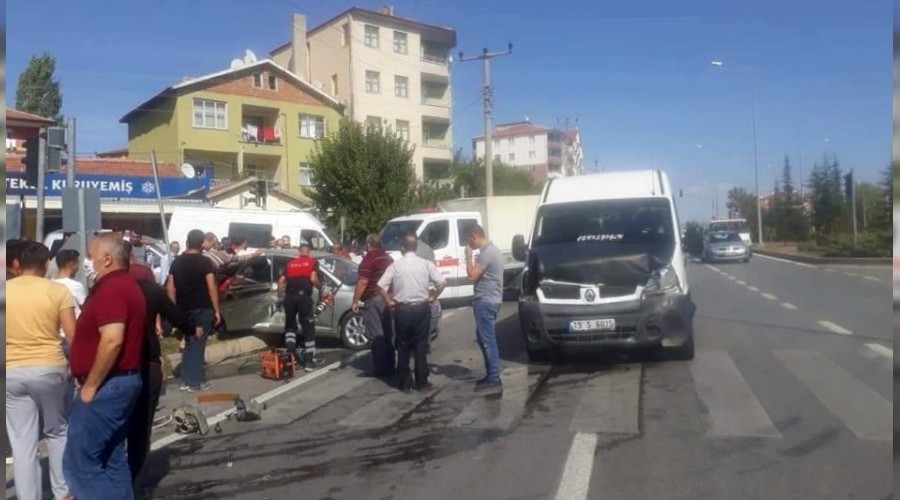 Minibüs ve otomobil çarpıştı: 4 yaralı