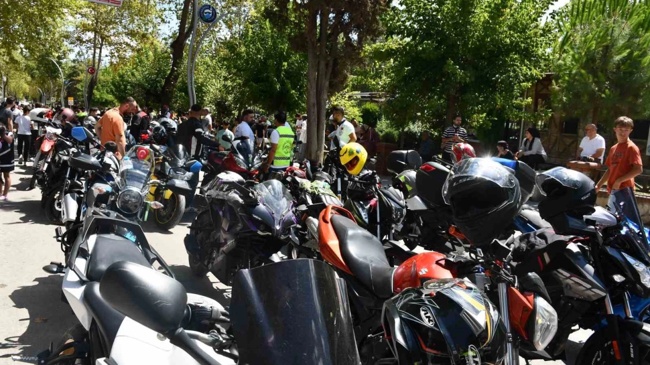 Motosiklet tutkunlar� bir araya geldi