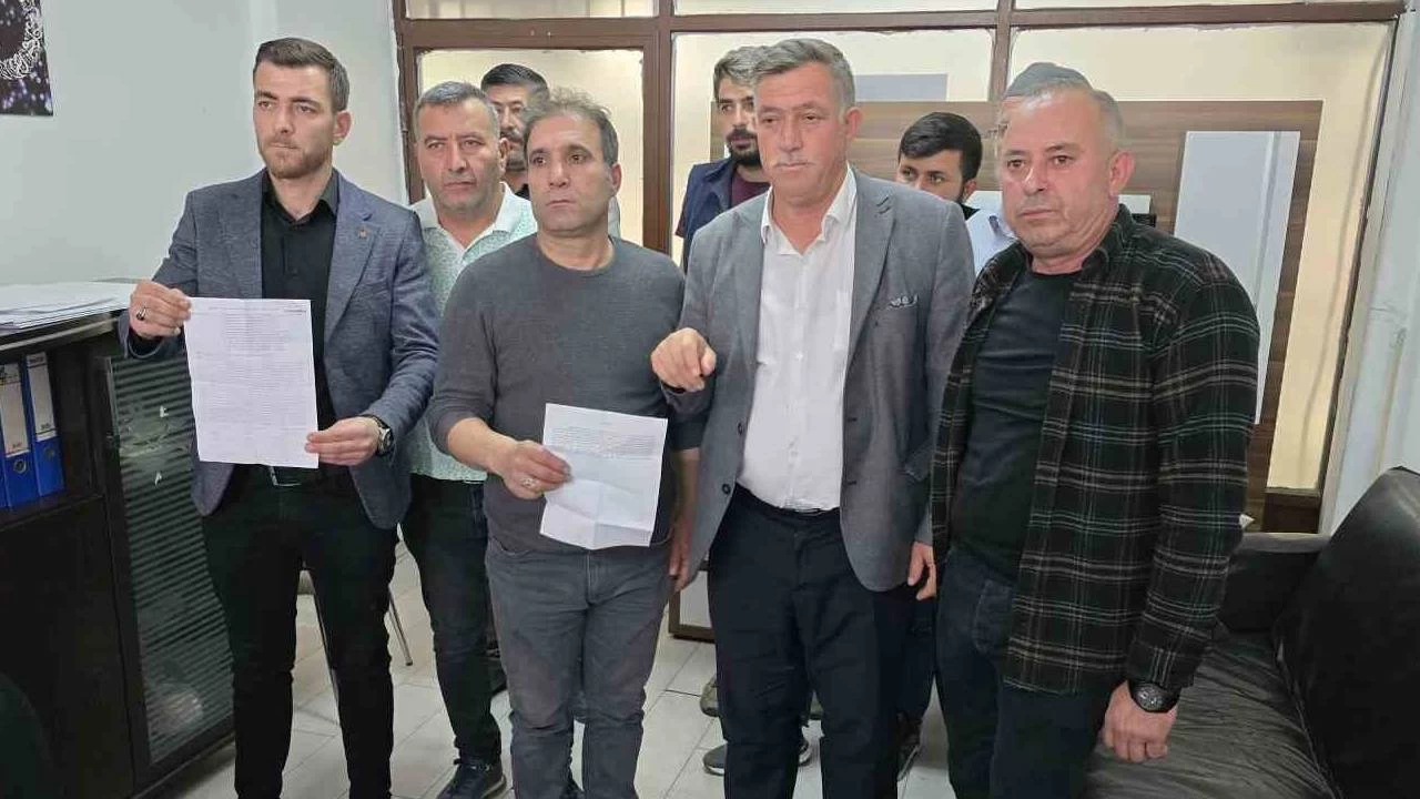 Muhtarlk seiminde akl almaz hile! 13 kii sandk grevlisi kt