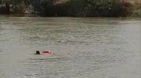 Nehre düşen kadını ölmek üzereyken ekipler kurtardı