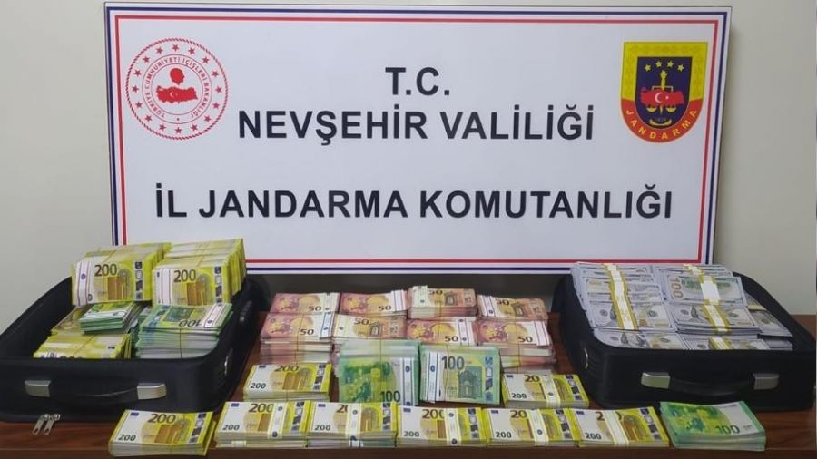 Nevşehir'de bir evde iki bavul sahte dolar ve euro ele geçirildi