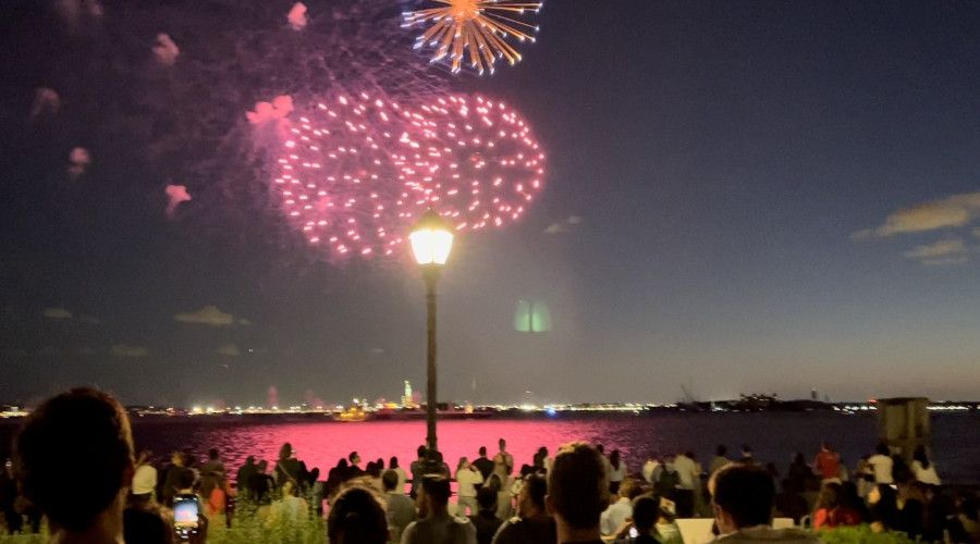 New York'ta korona vir�s k�s�tlamalar�n�n kald�r�l��� co�kuyla kutland�