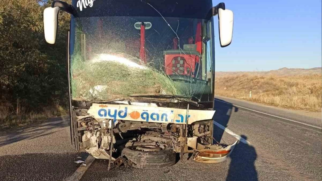 Niğde'de yolcu otobüsü ile otomobil çarpıştı: 1 ölü, 3 yaralı