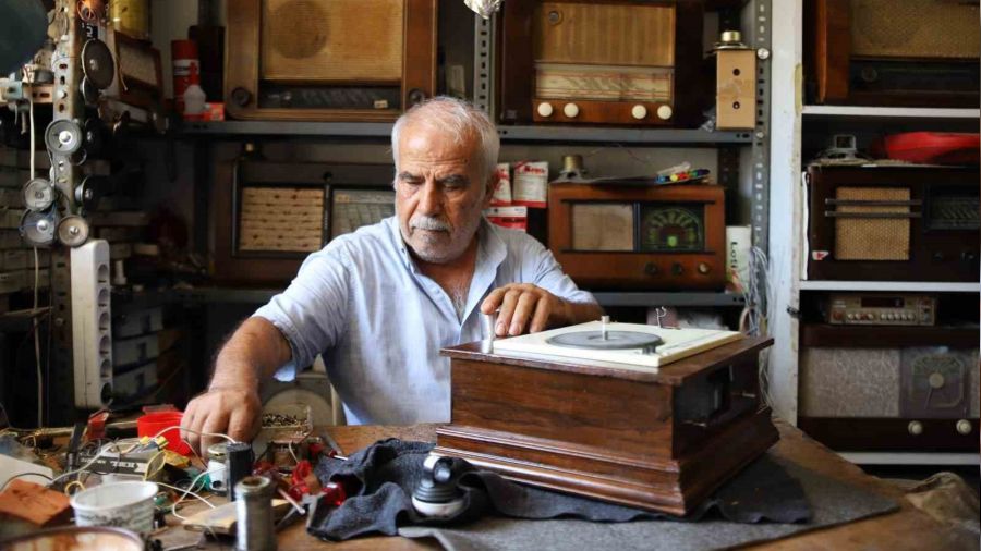 Nostaljik radyolar�n aras�nda ge�en 65 y�l