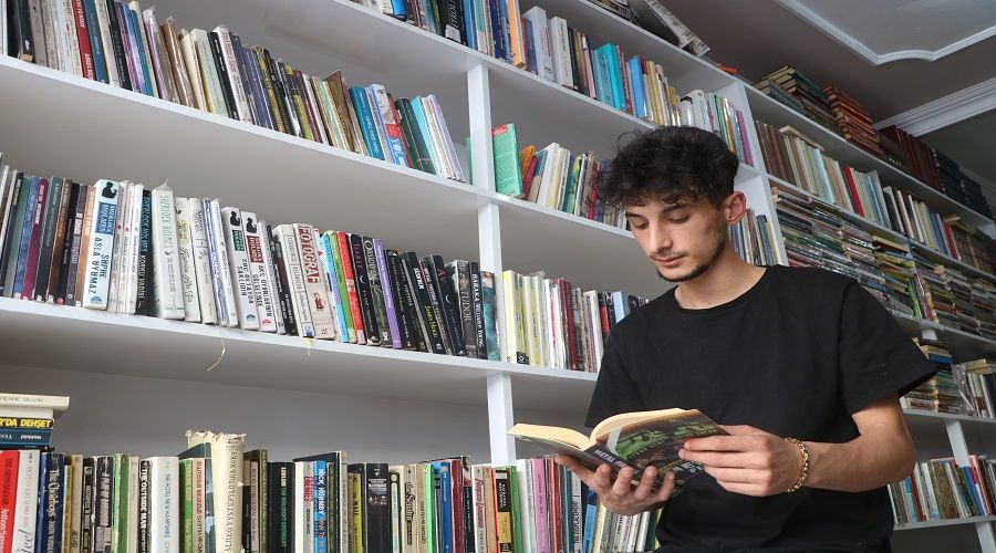 O gen okuduu kitaplarla sahaf at