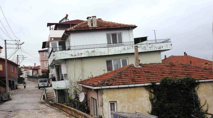 O ildeki evler deprem olmadan yıkılıyor