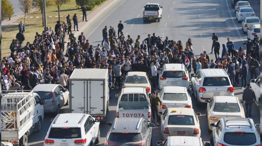 ��renciler yol kesti