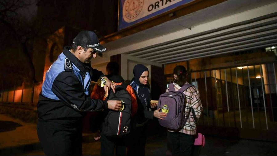 Öğrencilere reflektörlü çıkartma ve kol bandı