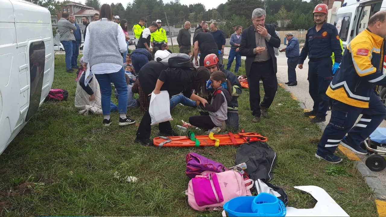Öğrencileri taşıyan minibüs ile tır çarpıştı: 12'si öğrenci 13 yaralı