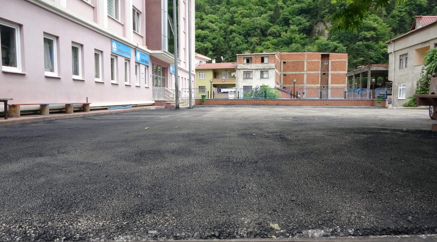  Okul bahelerindeki asfalt sala tehdit