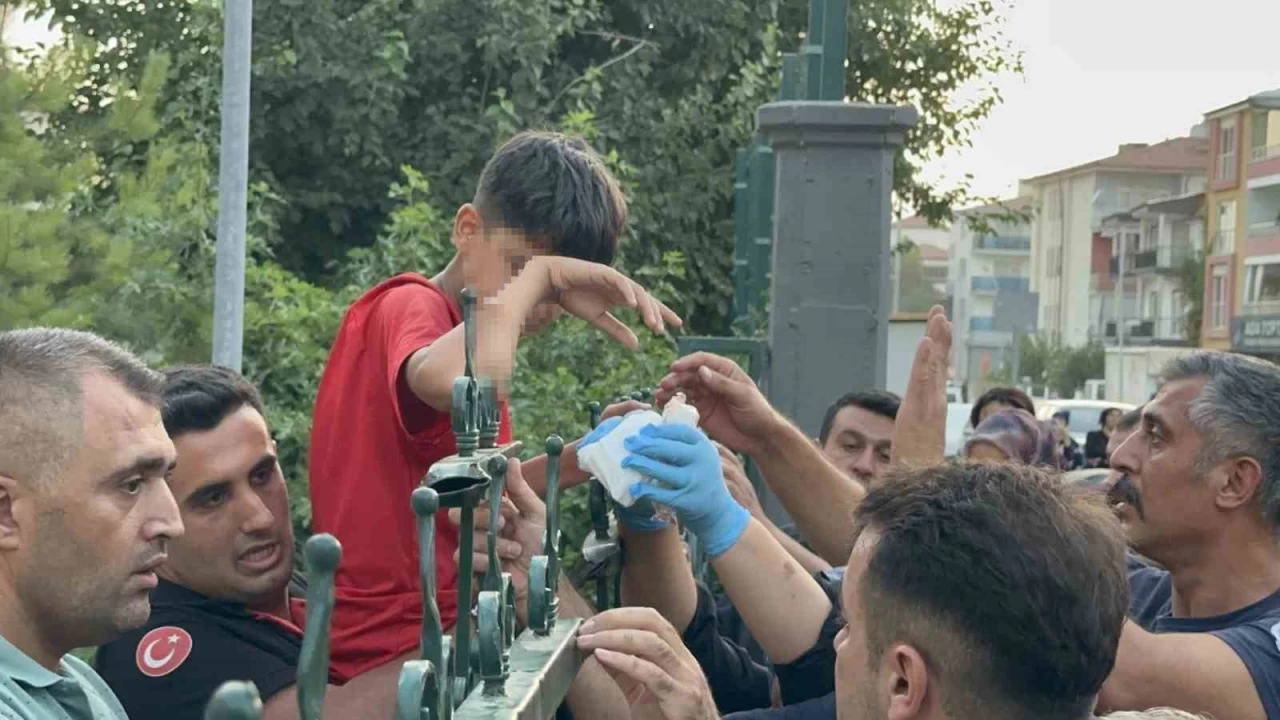 Okul bahesine girmek isterken koluna demir sapland