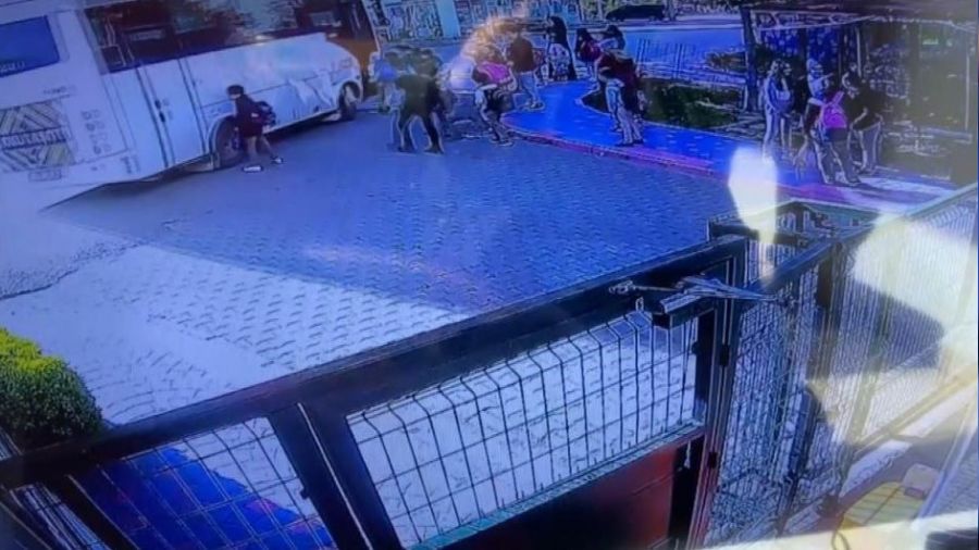 Okul servisi 3 öğrenciyi ezdi
