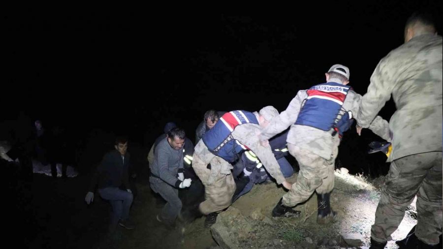 Oltu çayına düşen otomobildeki çift aranıyor