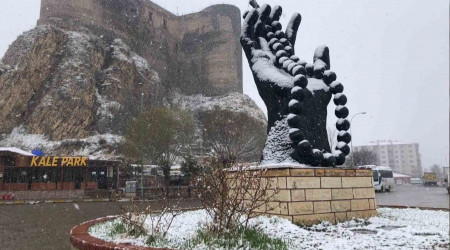 Oltu'ya Mart karı yağdı
