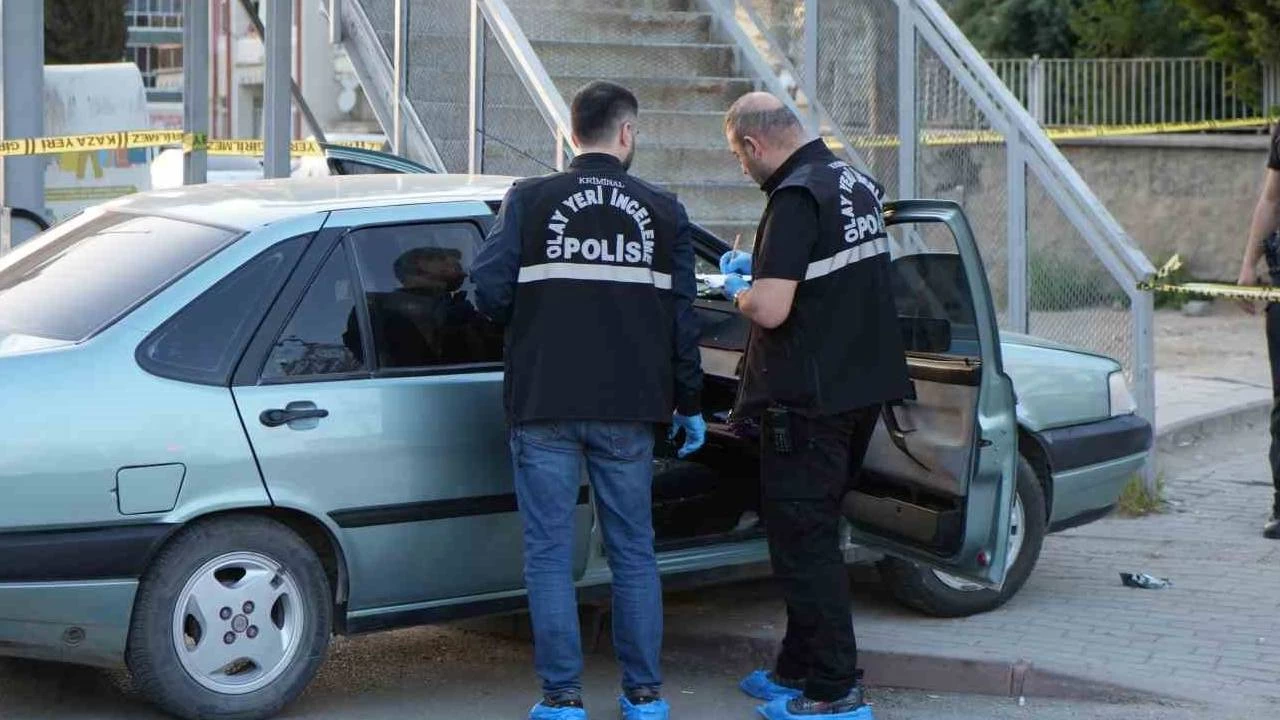 Önce kaza yaptı, ardından sevgilisini boğazından bıçakladı