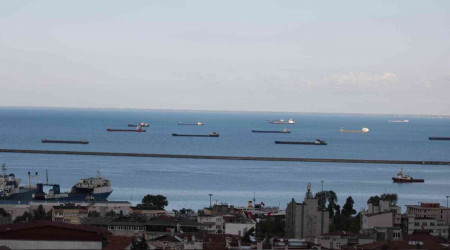 Onlarca gemi Samsun açıklarında bekliyor