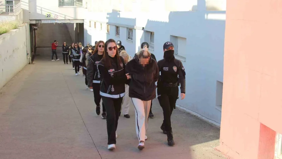 �rg�t�n 8 kilogram alt�n� sevgilide ele ge�irildi: 15 tutuklama