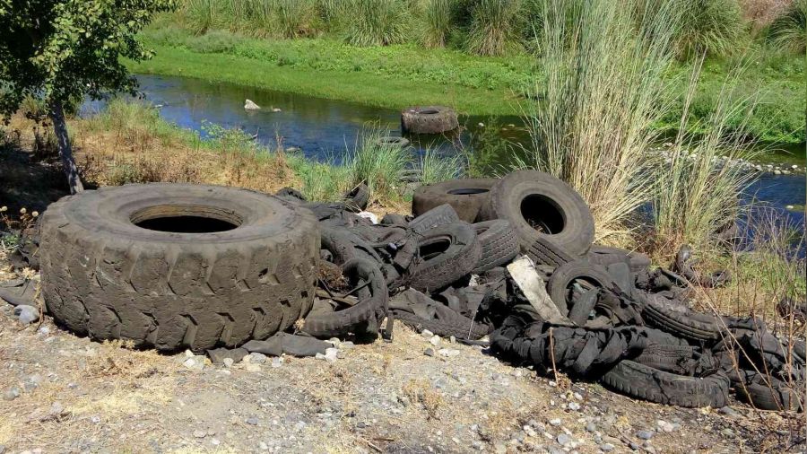 Osmaniye'de lastikler dere yata��ndan temizlendi