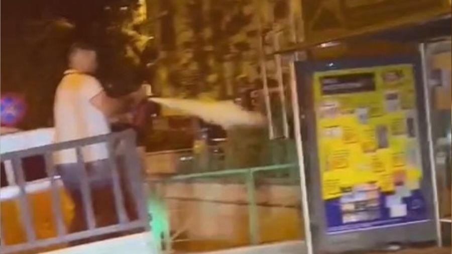 Otob�s dura��nda bekleyen ki�iye yang�n t�p� s�kt�lar