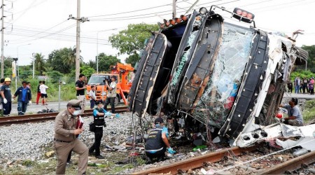 Otobüsle tren çarpıştı: 20 ölü