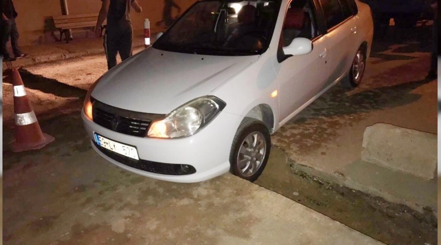Otomobil bir anda ukura dald
