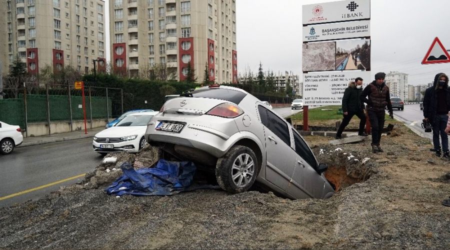 Otomobil çukura düştü, faciadan dönüldü