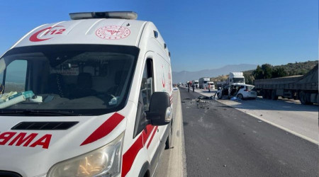 Otomobil tıra arkadan çarptı