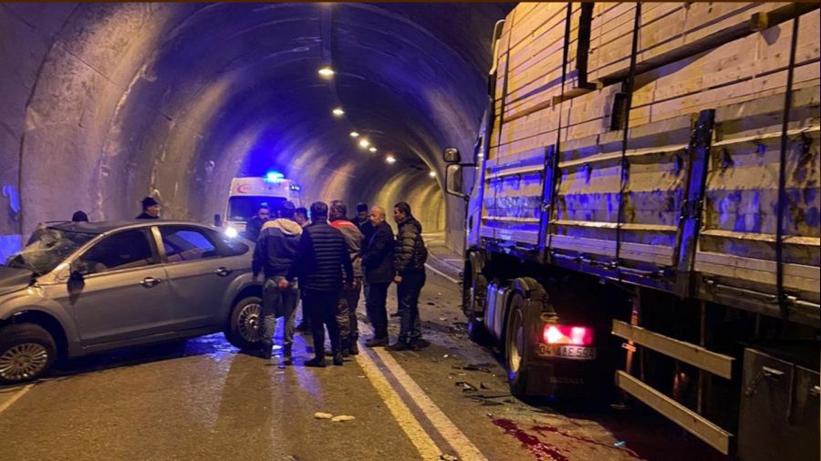 Otomobil t�nel i�inde t�rla �arp��t�: 2 yaral�