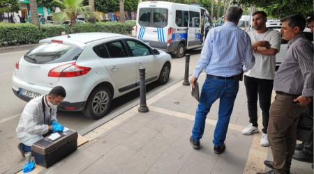 Otomobilin camını kırıp 1.5 milyon lira çaldılar