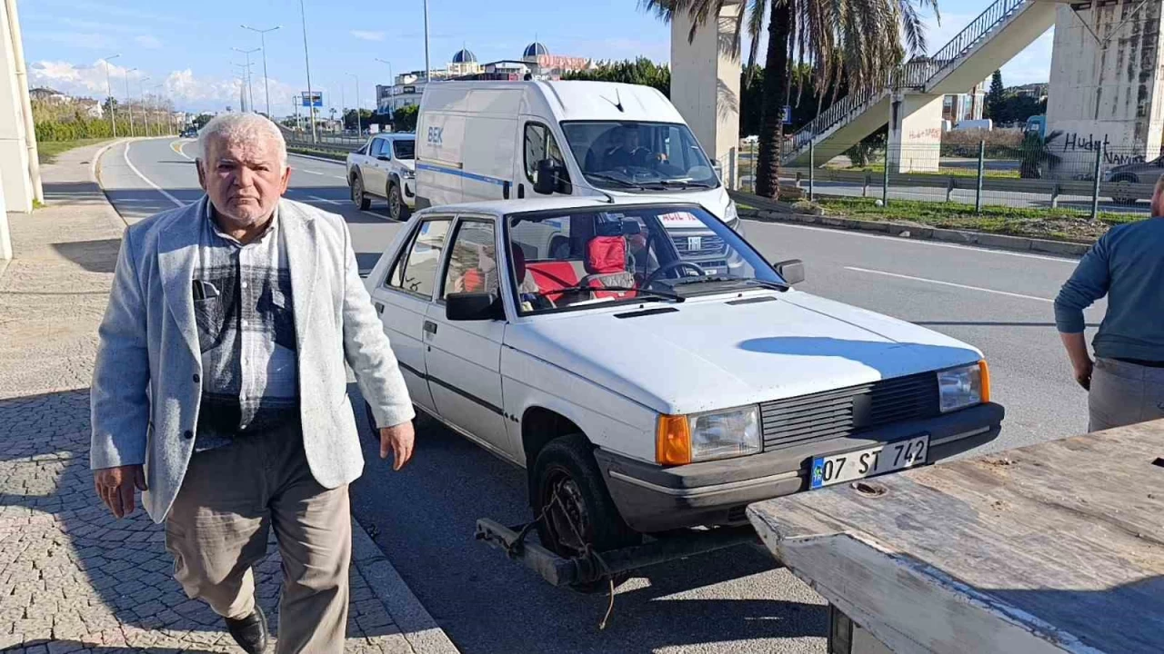 Otomobilini iterek götürmeye çalışırken 2 kazaya sebep oldu