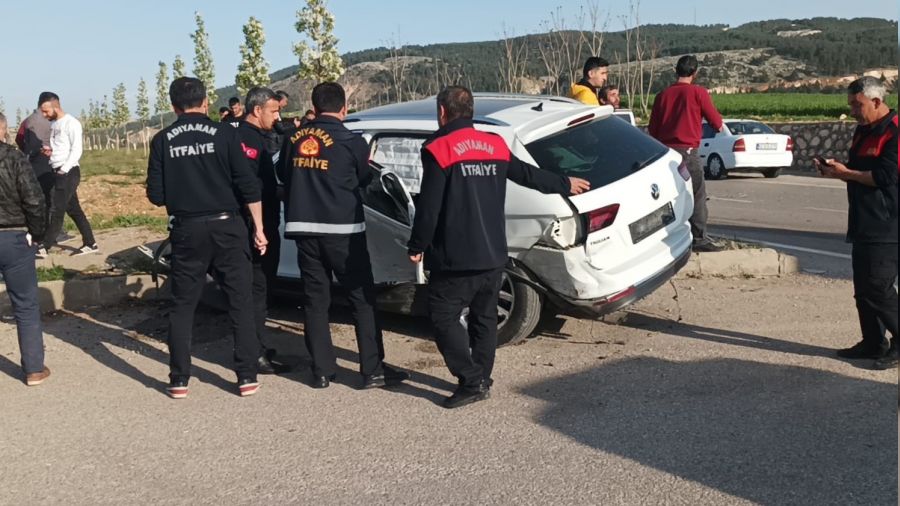 Otomobiller kavşakta çarpıştı: 5 yaralı