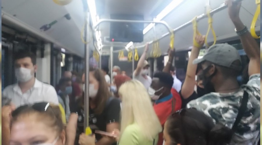 Otobüste 'fazla yolcu' gerginliği