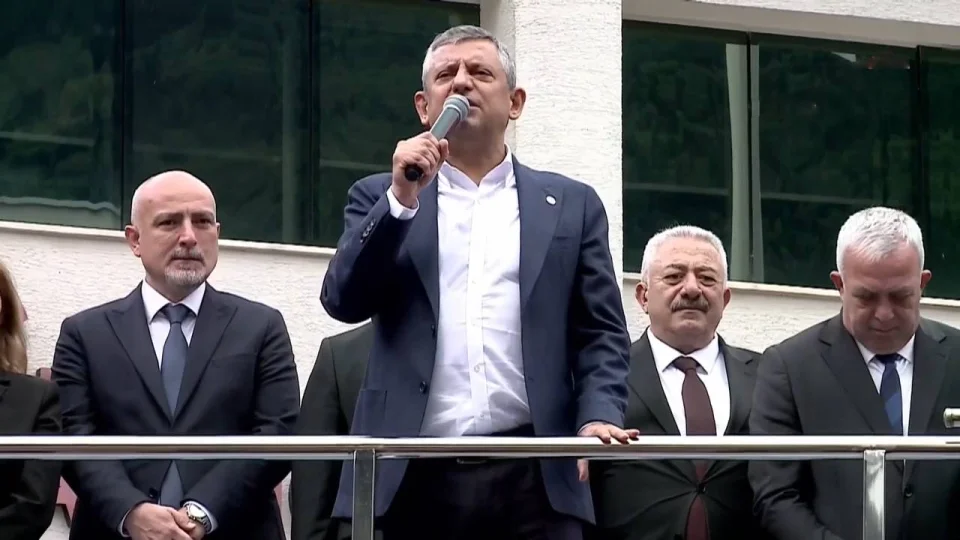 �zg�r �zel'den Erdo�an'a: "O �arlatan� ya sen durdur ya biz durduraca��z"