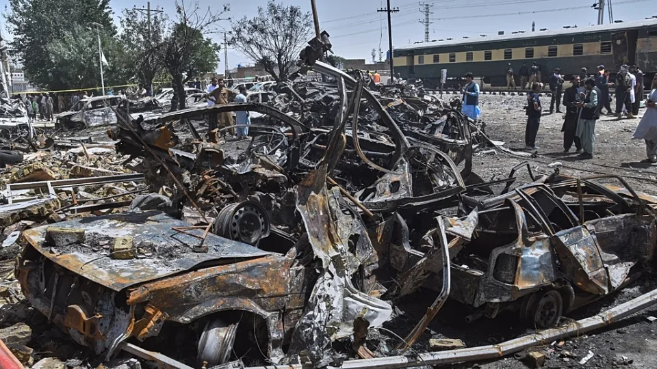 Pakistan'da trene bombal� sald�r�: En az 24 �l�