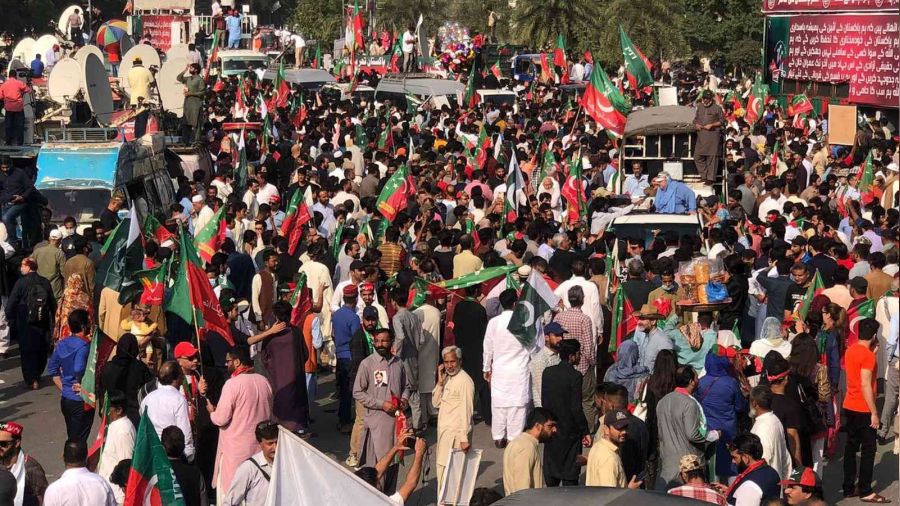 Pakistan'ın eski Başbakanı Khan destekçileriyle İslamabad'a gidiyor