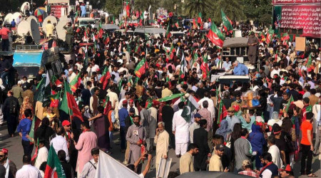Pakistan'ın eski Başbakanı Khan destekçileriyle İslamabad'a gidiyor