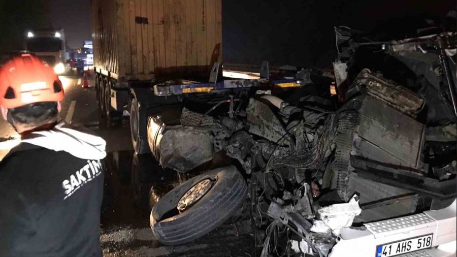 Paramparça olan tırın kupasından sağ çıktı