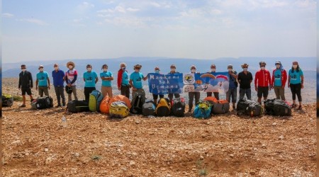 Paraşütçüler maskeleriyle uçtu
