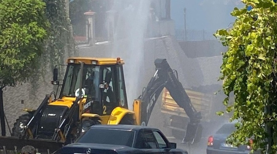 Patlayan su borusu trafiği kilitledi