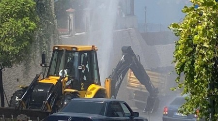 Patlayan su borusu trafiği kilitledi