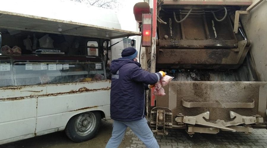 Pazar yerinde a��k sat�lan 85 kilo �i� et imha edildi