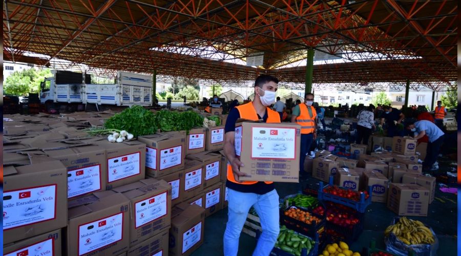 Pazarc�lar�n elinde kalan 100 ton sebze ve meyveyi valilik sat�n ald�