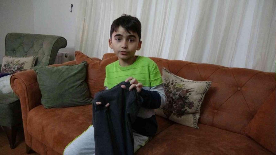 Pendik'te ilkokul öğrencisine sokak köpekleri saldırdı
