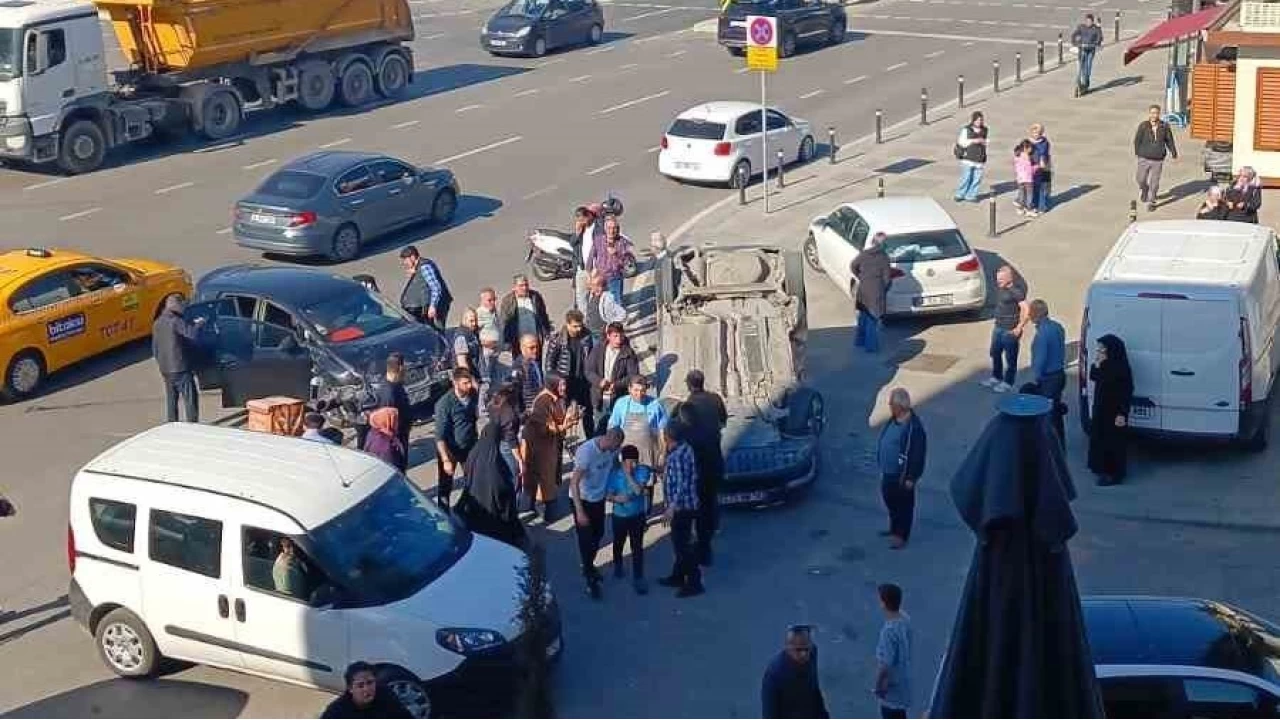 Pendik'te kırmızı ışık ihlali kaza getirdi: 5 yaralı